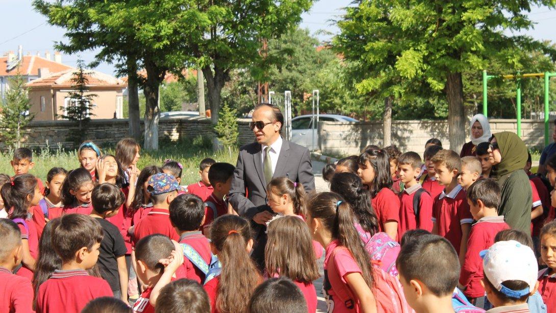 Milli Eğitim Müdürümüz Piri Reis İlkokulu Bayrak törenine katıldı.