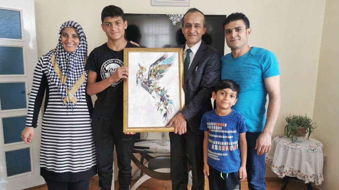 İlçe birincisi öğrencimizi Milli Eğitim Müdürü evine giderek tebrik etti